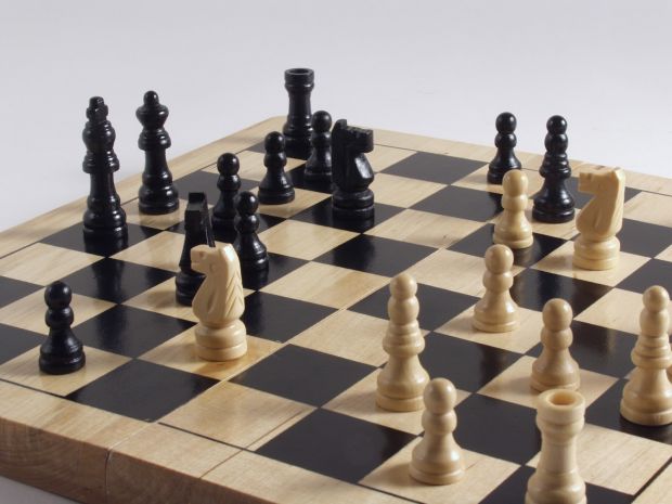 Batalha xadrez esporte jogo ficar no tabuleiro de xadrez com fundo escuro.